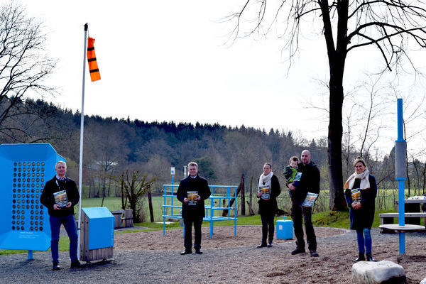 Naturpark-Vorsitzender Dr. Achm Brtel (2.von links) und Naturpark-Geschftsfhrer Andreas Kreutz (2. von rechts), Jessica Bttner, Joachim und Susanne Schulz Stiftung