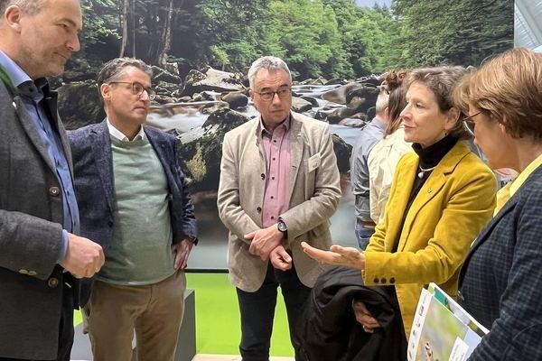 Nach der Pressekonferenz nahm sich Frau Staatssekretrin Sabine Kurtz (MdL) Zeit, um dem Stand der zehn Groschutzgebiete Baden-Wrttembergs einen Besuch abzustatten. Landrtin Marion Dammann erluterte den Messeauftritt der Naturparke.   AG Naturparke Baden-Wrttemberg